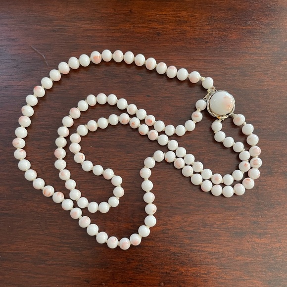 1950s two strand Japanese faux angel skin coral bead necklace - Picture 8 of 9